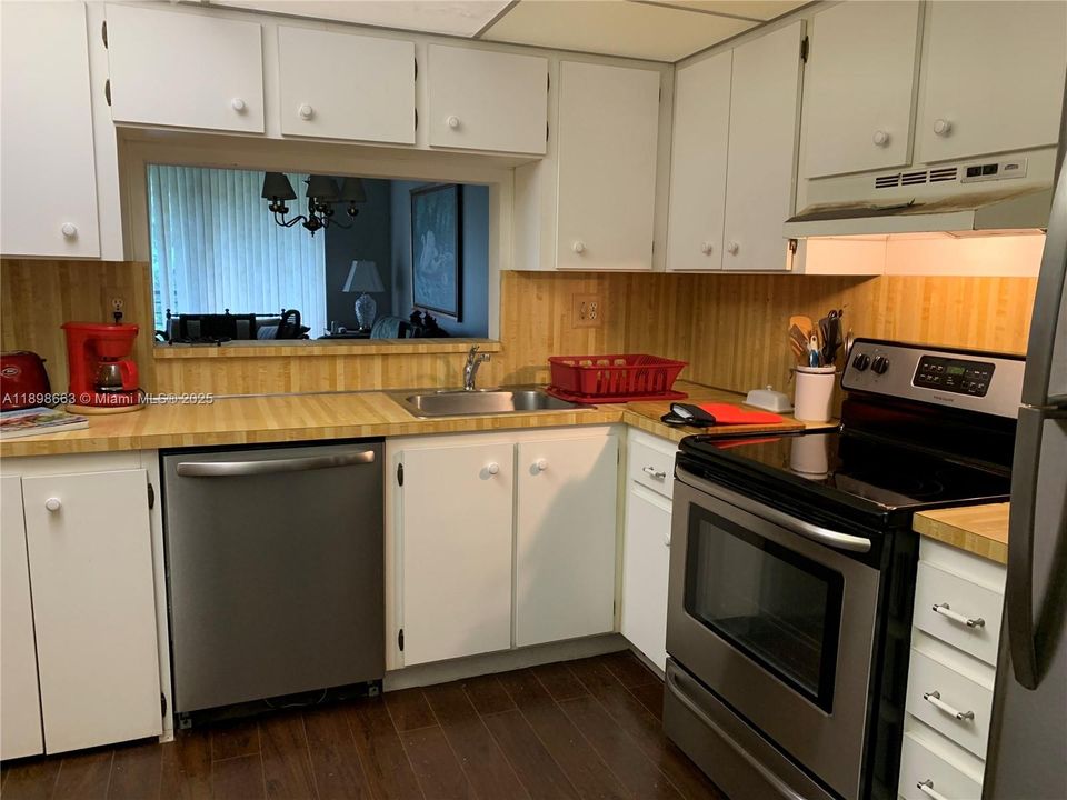 待售: $119,000 (1 贝兹, 1 浴室, 773 平方英尺)