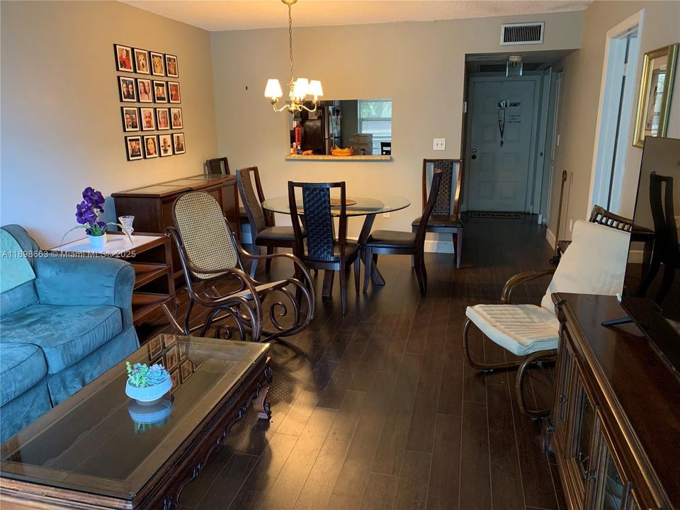 待售: $119,000 (1 贝兹, 1 浴室, 773 平方英尺)