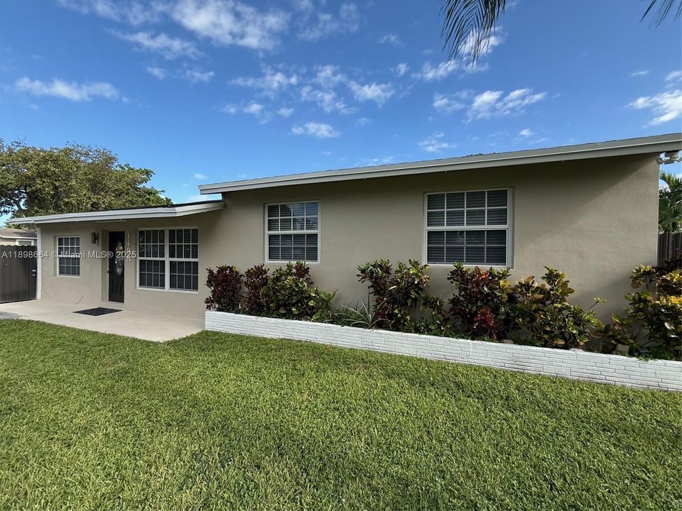 Recently Rented: $3,700 (4 beds, 2 baths, 1366 Square Feet)