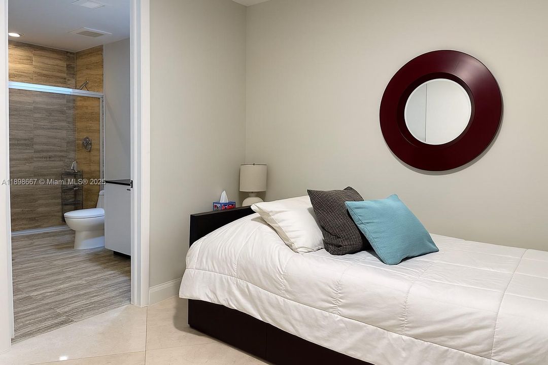 Под контрактом: $10,500 (2 спален, 3 ванн, 1962 Квадратных фут)