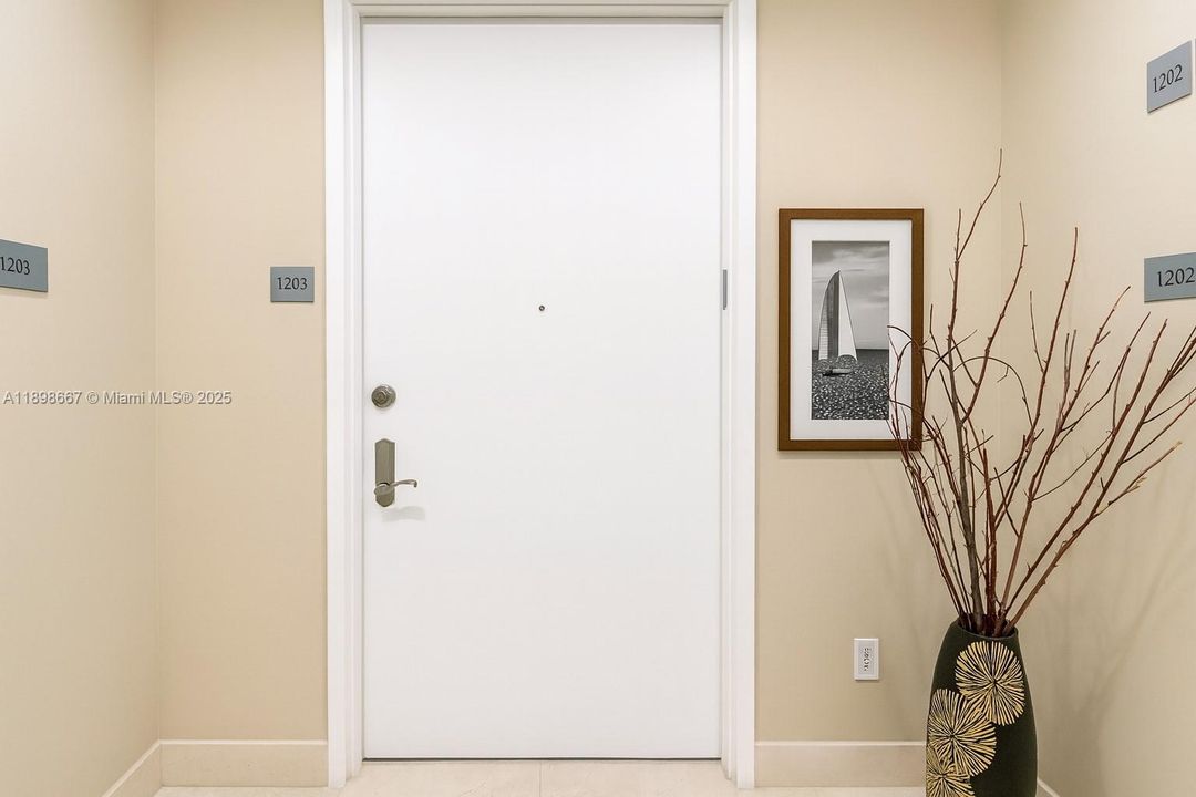 Под контрактом: $10,500 (2 спален, 3 ванн, 1962 Квадратных фут)