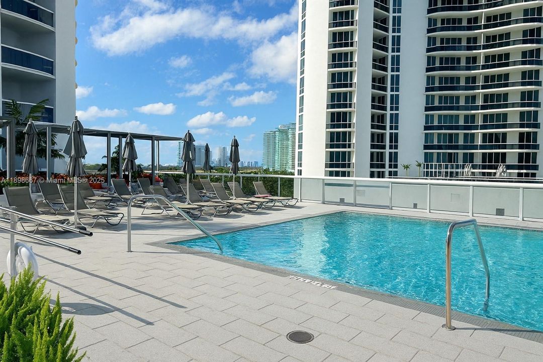 Под контрактом: $10,500 (2 спален, 3 ванн, 1962 Квадратных фут)