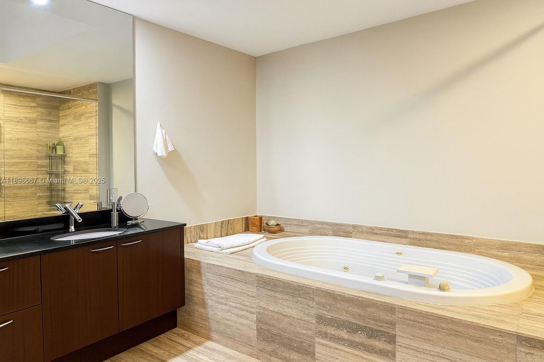 Под контрактом: $10,500 (2 спален, 3 ванн, 1962 Квадратных фут)