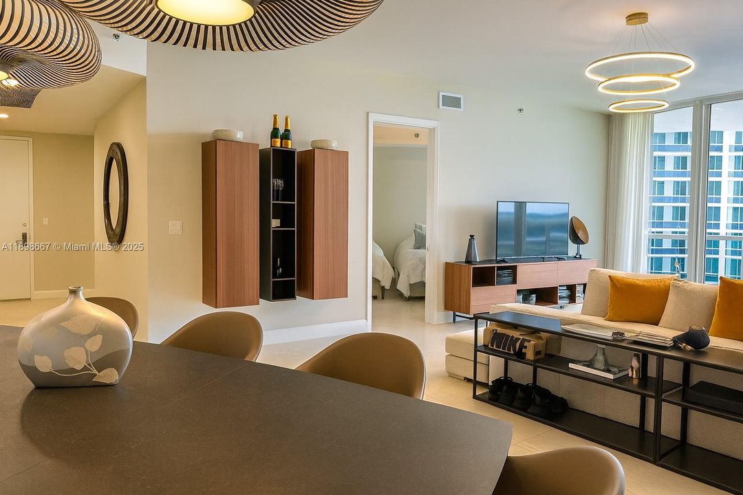 Под контрактом: $10,500 (2 спален, 3 ванн, 1962 Квадратных фут)