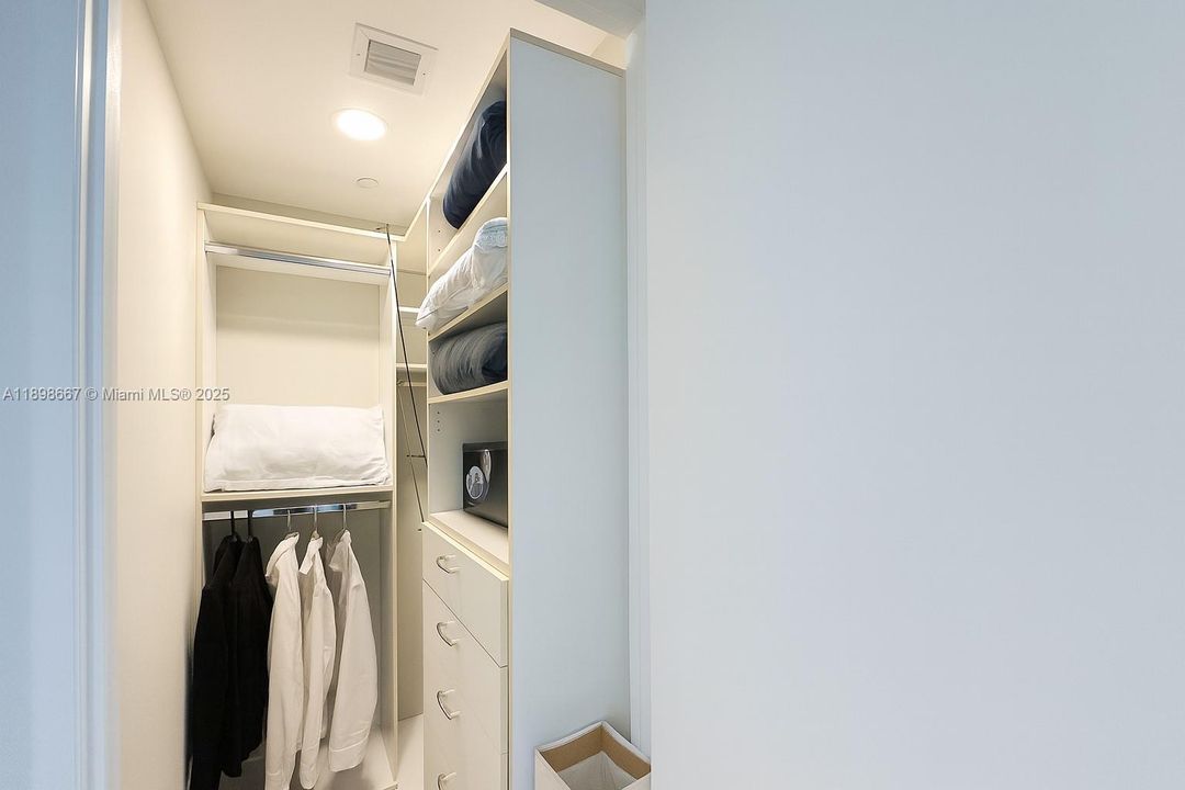 Под контрактом: $10,500 (2 спален, 3 ванн, 1962 Квадратных фут)