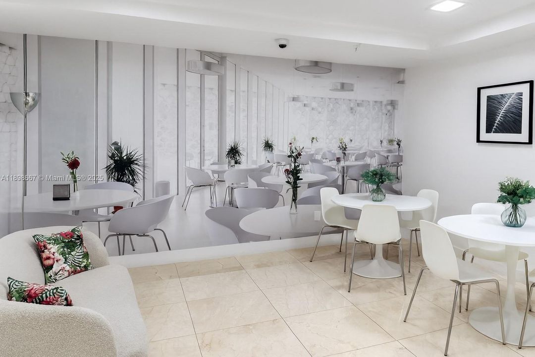 Под контрактом: $10,500 (2 спален, 3 ванн, 1962 Квадратных фут)