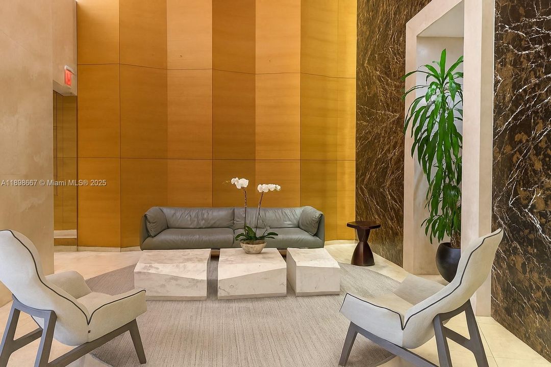 Под контрактом: $10,500 (2 спален, 3 ванн, 1962 Квадратных фут)