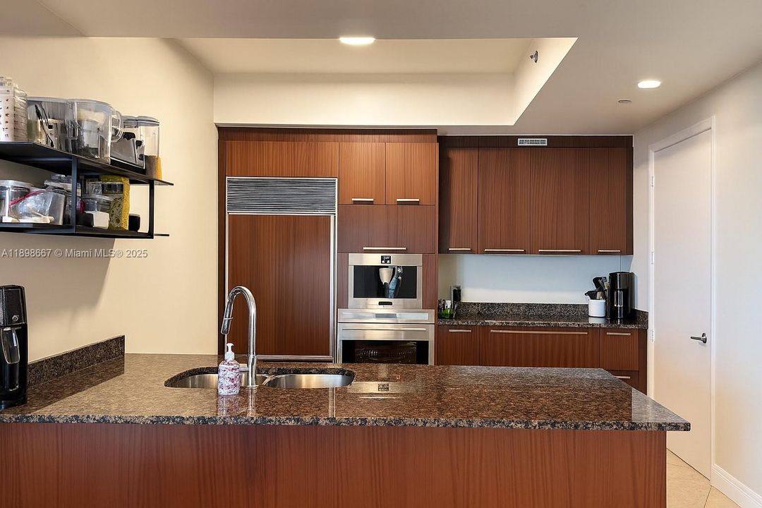 Под контрактом: $10,500 (2 спален, 3 ванн, 1962 Квадратных фут)