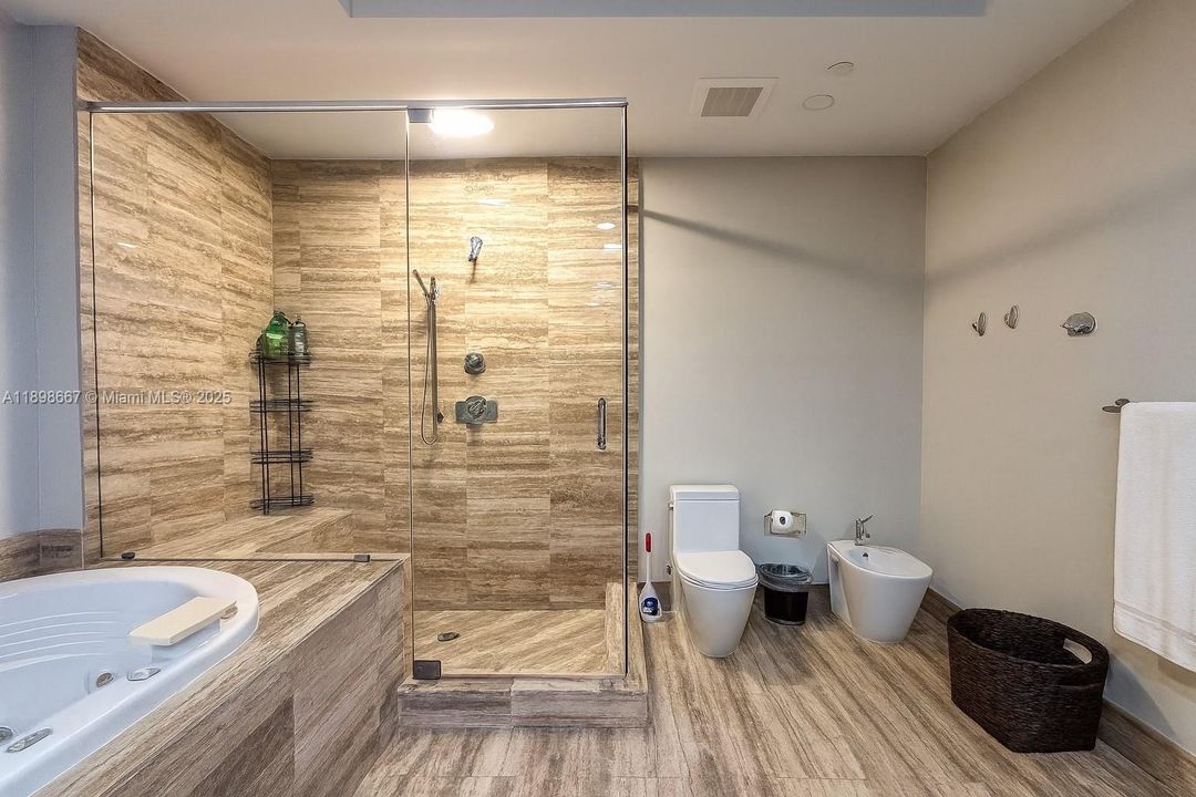 Под контрактом: $10,500 (2 спален, 3 ванн, 1962 Квадратных фут)