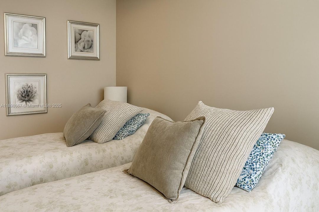 Под контрактом: $10,500 (2 спален, 3 ванн, 1962 Квадратных фут)