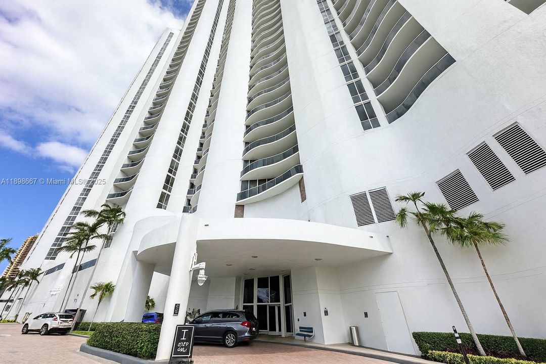 Под контрактом: $10,500 (2 спален, 3 ванн, 1962 Квадратных фут)