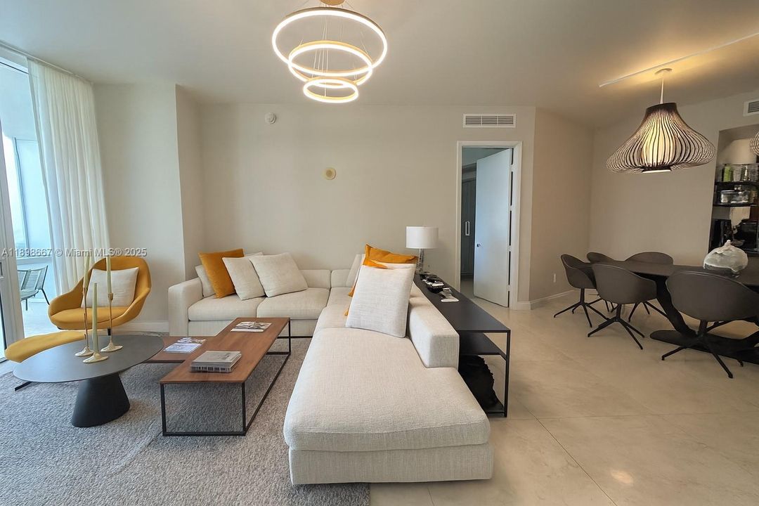 Под контрактом: $10,500 (2 спален, 3 ванн, 1962 Квадратных фут)