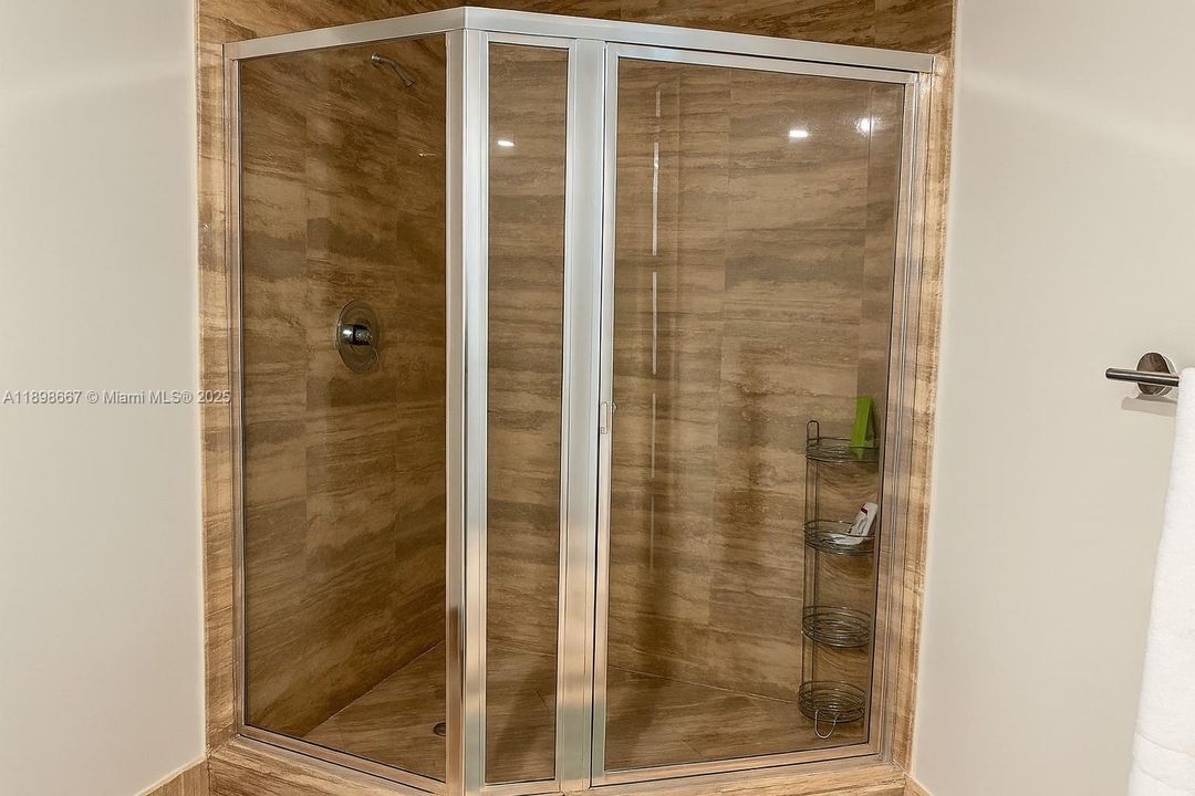 Под контрактом: $10,500 (2 спален, 3 ванн, 1962 Квадратных фут)