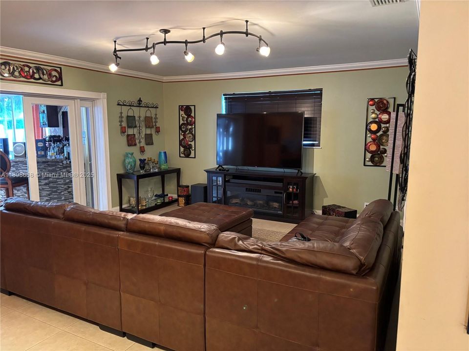 For Sale: $1,050,000 (4 beds, 3 baths, 2886 Square Feet)