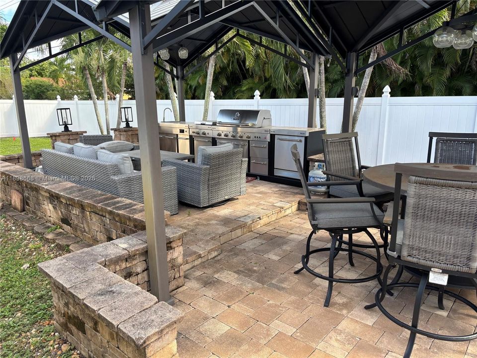 For Sale: $1,050,000 (4 beds, 3 baths, 2886 Square Feet)