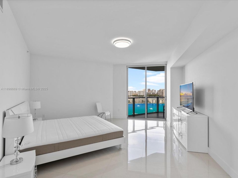 出租: $7,800 (2 贝兹, 3 浴室, 1808 平方英尺)