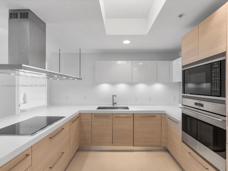 出租: $7,800 (2 贝兹, 3 浴室, 1808 平方英尺)