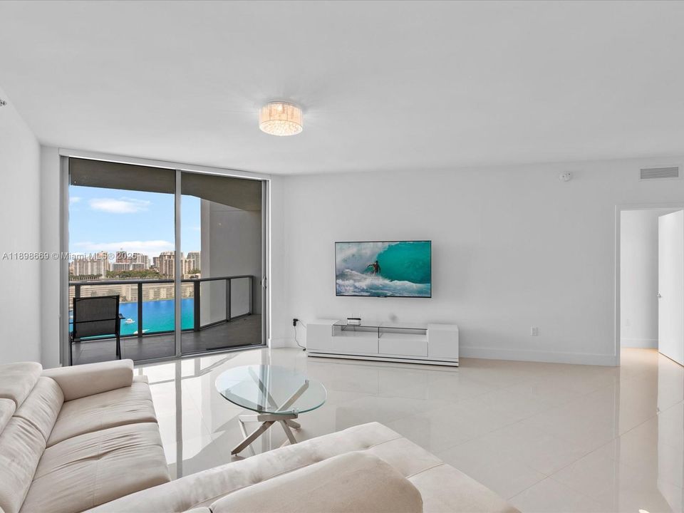 出租: $7,800 (2 贝兹, 3 浴室, 1808 平方英尺)