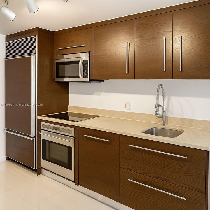 Active With Contract: $2,750 (0 beds, 1 baths, 598 Square Feet)