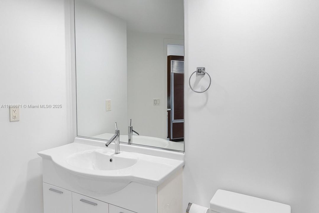 Active With Contract: $2,750 (0 beds, 1 baths, 598 Square Feet)