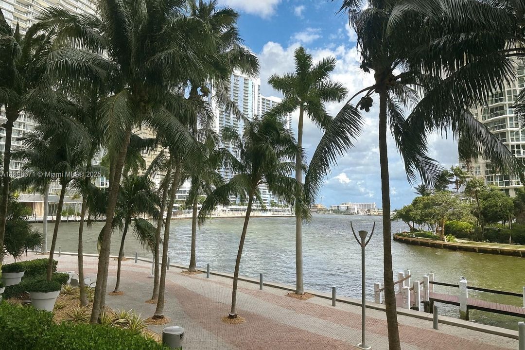 Active With Contract: $2,750 (0 beds, 1 baths, 598 Square Feet)