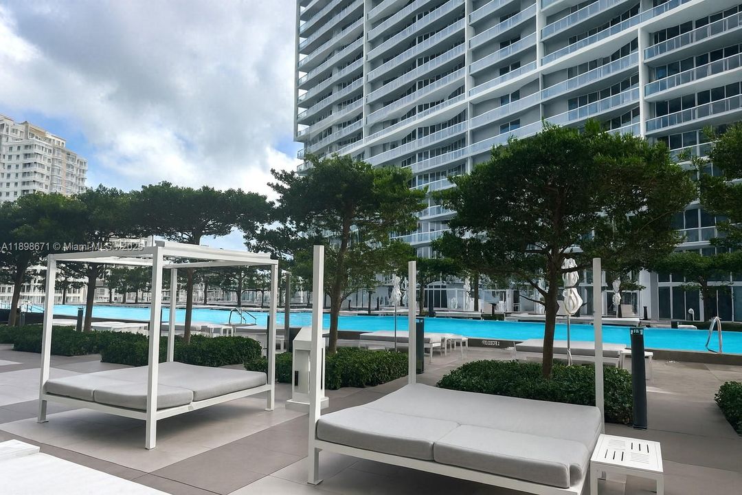 Active With Contract: $2,750 (0 beds, 1 baths, 598 Square Feet)