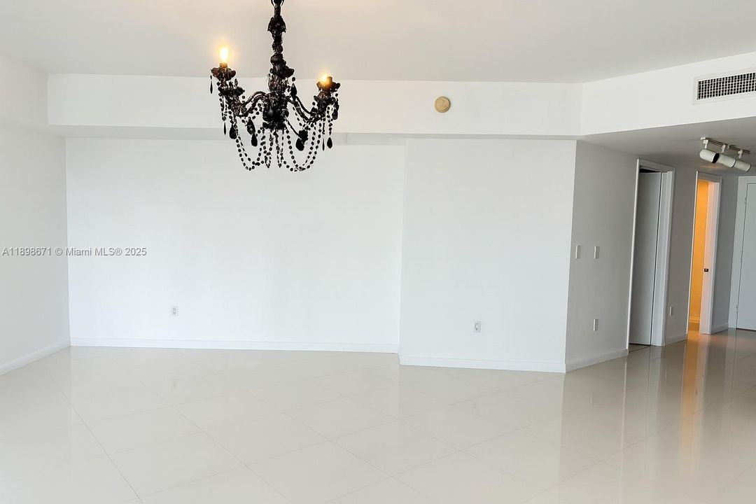 Active With Contract: $2,750 (0 beds, 1 baths, 598 Square Feet)