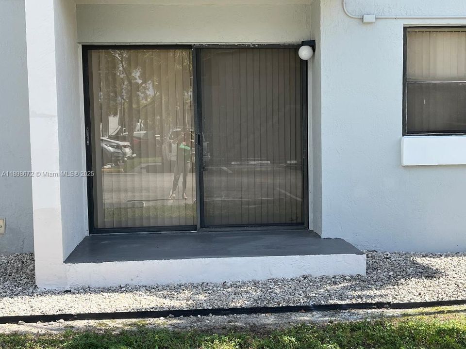 Recently Sold: $264,000 (2 beds, 2 baths, 883 Square Feet)