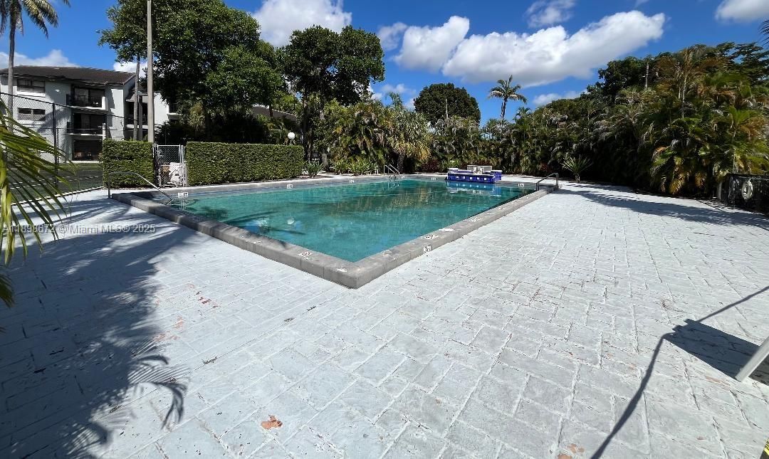 Recently Sold: $264,000 (2 beds, 2 baths, 883 Square Feet)