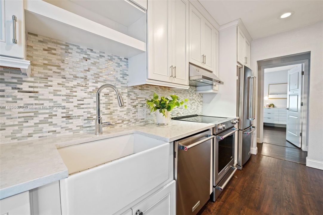 合同活跃: $1,650,000 (4 贝兹, 2 浴室, 2015 平方英尺)