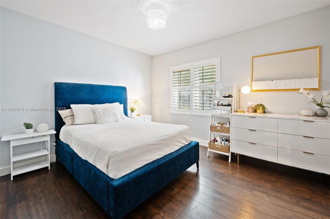 合同活跃: $1,650,000 (4 贝兹, 2 浴室, 2015 平方英尺)