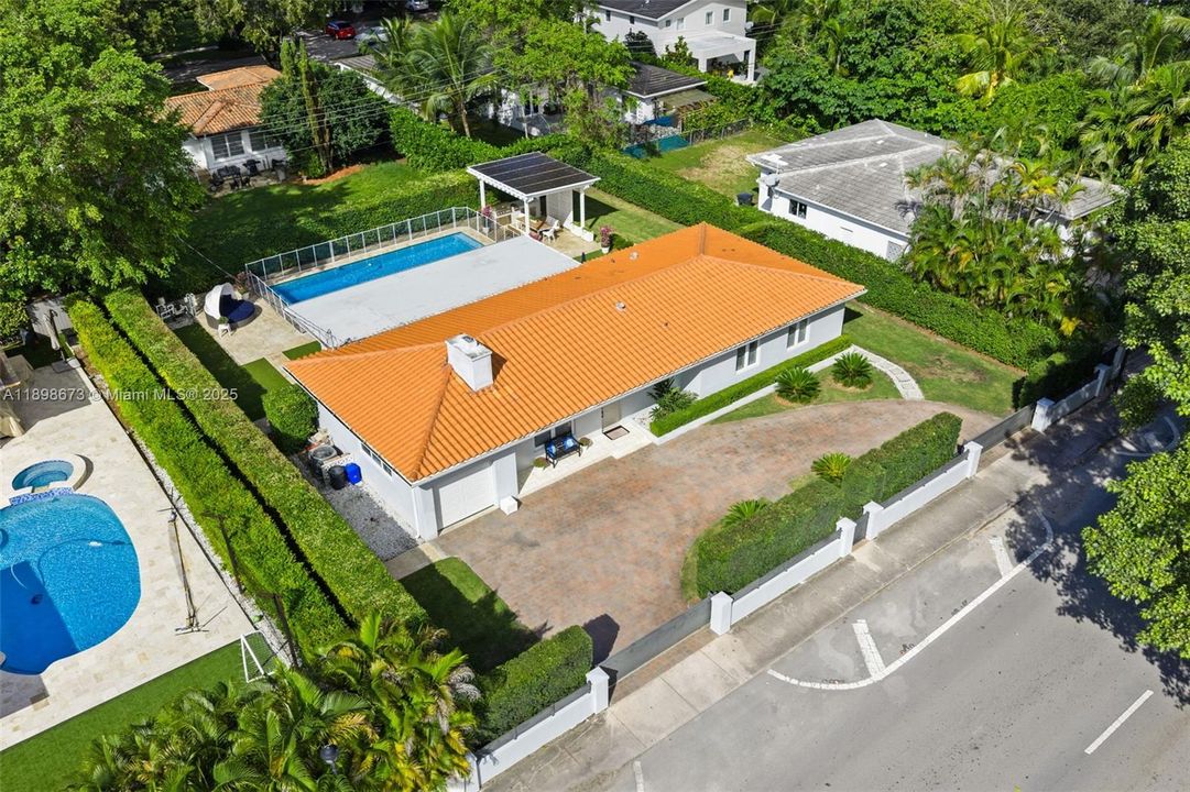 合同活跃: $1,650,000 (4 贝兹, 2 浴室, 2015 平方英尺)