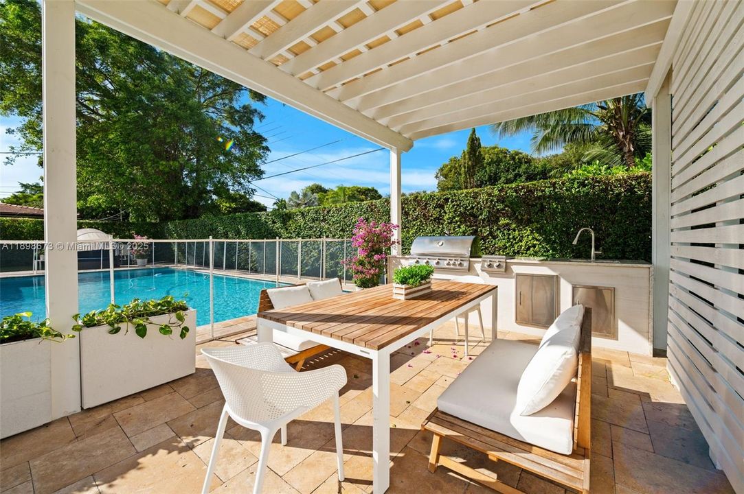 合同活跃: $1,650,000 (4 贝兹, 2 浴室, 2015 平方英尺)