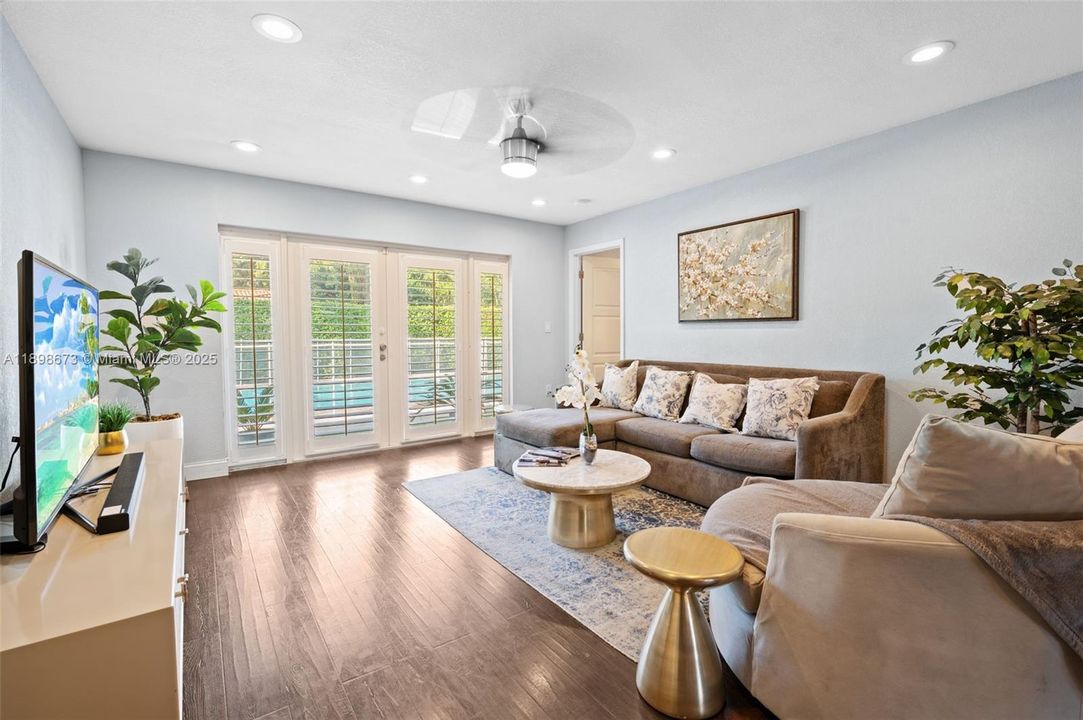 合同活跃: $1,650,000 (4 贝兹, 2 浴室, 2015 平方英尺)