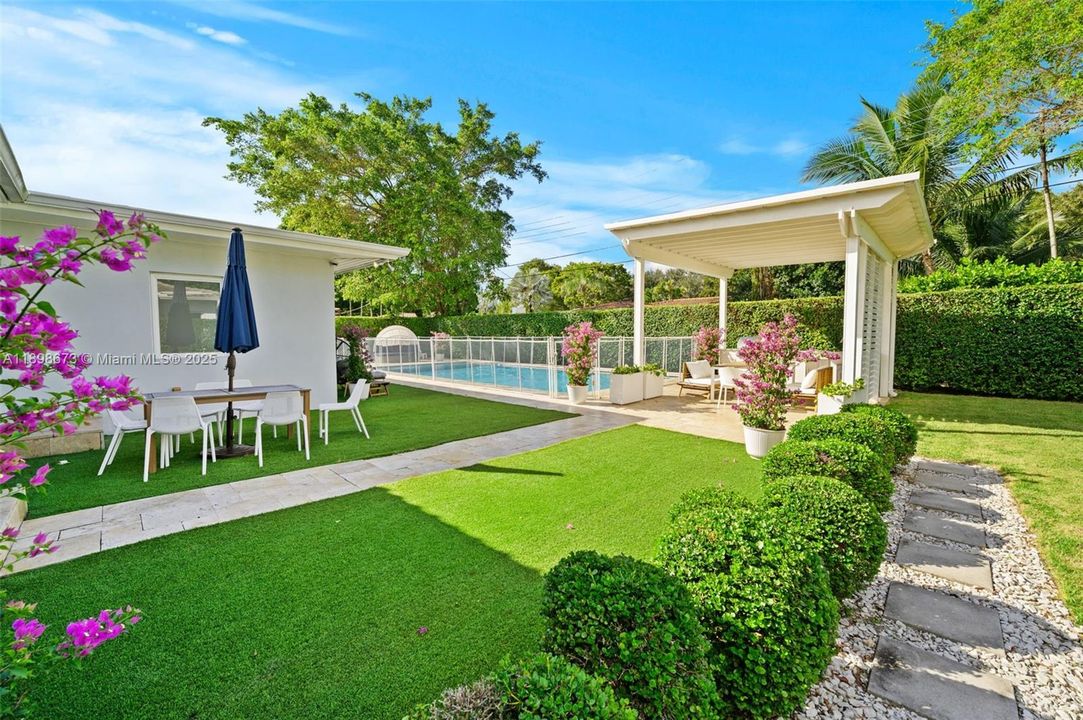 合同活跃: $1,650,000 (4 贝兹, 2 浴室, 2015 平方英尺)