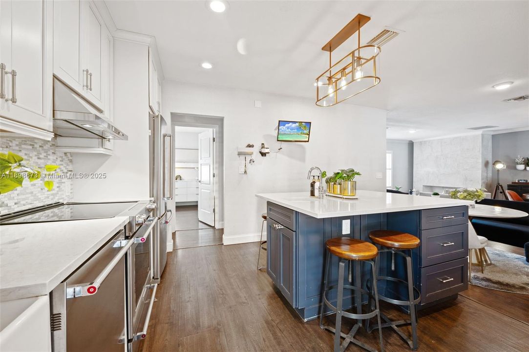 合同活跃: $1,650,000 (4 贝兹, 2 浴室, 2015 平方英尺)