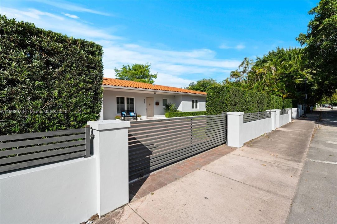 合同活跃: $1,650,000 (4 贝兹, 2 浴室, 2015 平方英尺)