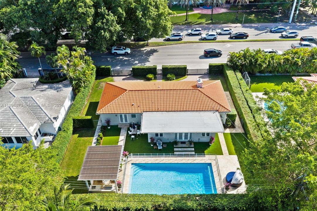 合同活跃: $1,650,000 (4 贝兹, 2 浴室, 2015 平方英尺)