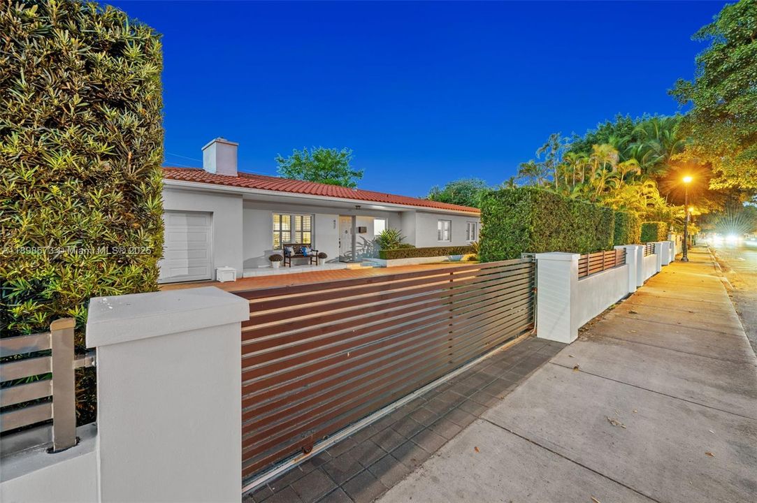 合同活跃: $1,650,000 (4 贝兹, 2 浴室, 2015 平方英尺)