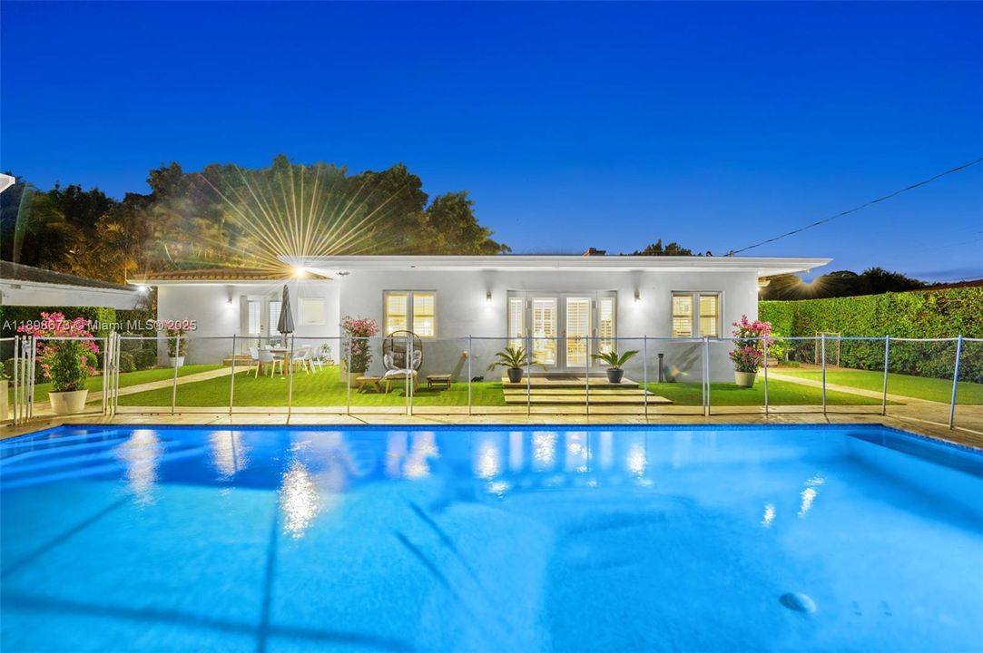 合同活跃: $1,650,000 (4 贝兹, 2 浴室, 2015 平方英尺)