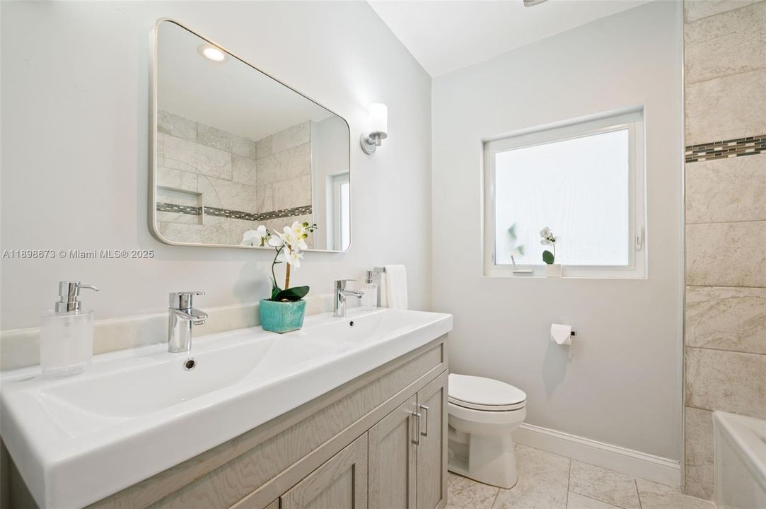 合同活跃: $1,650,000 (4 贝兹, 2 浴室, 2015 平方英尺)