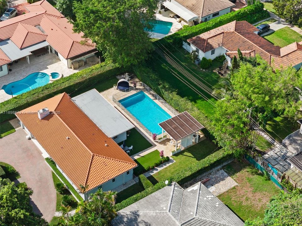 合同活跃: $1,650,000 (4 贝兹, 2 浴室, 2015 平方英尺)