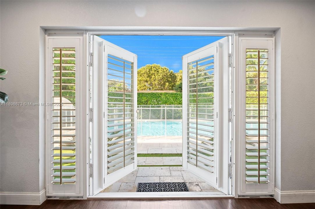 合同活跃: $1,650,000 (4 贝兹, 2 浴室, 2015 平方英尺)