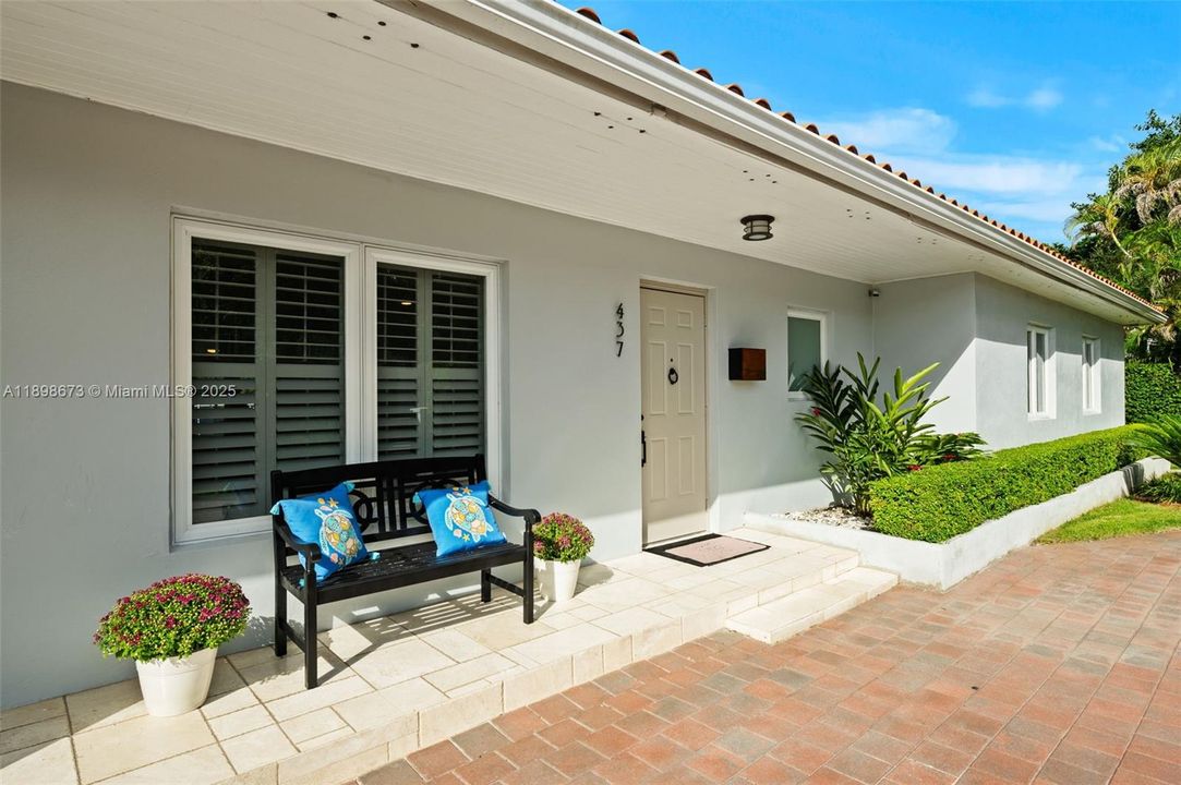 合同活跃: $1,650,000 (4 贝兹, 2 浴室, 2015 平方英尺)