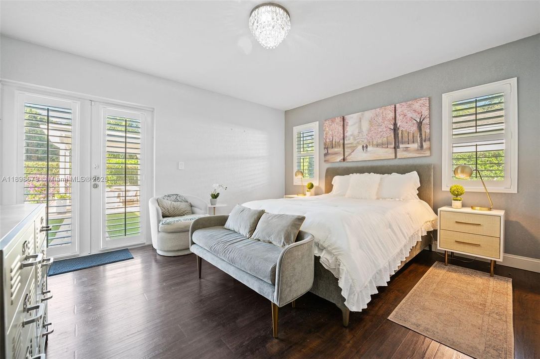 合同活跃: $1,650,000 (4 贝兹, 2 浴室, 2015 平方英尺)