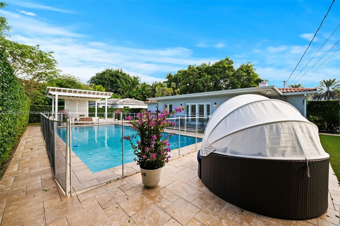 合同活跃: $1,650,000 (4 贝兹, 2 浴室, 2015 平方英尺)