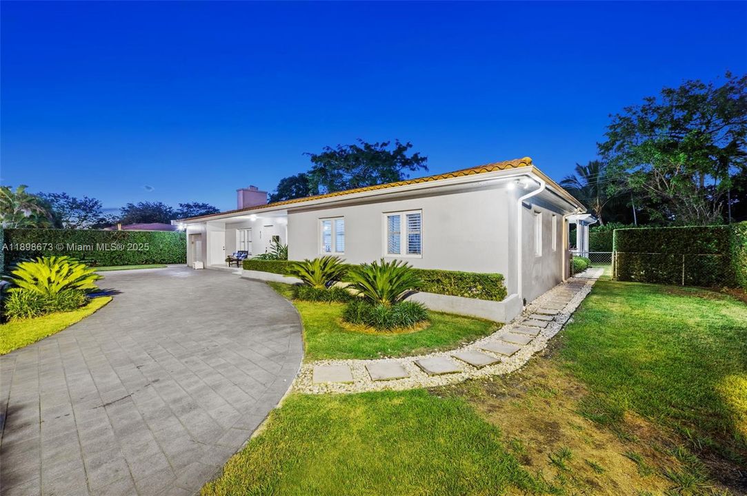 合同活跃: $1,650,000 (4 贝兹, 2 浴室, 2015 平方英尺)