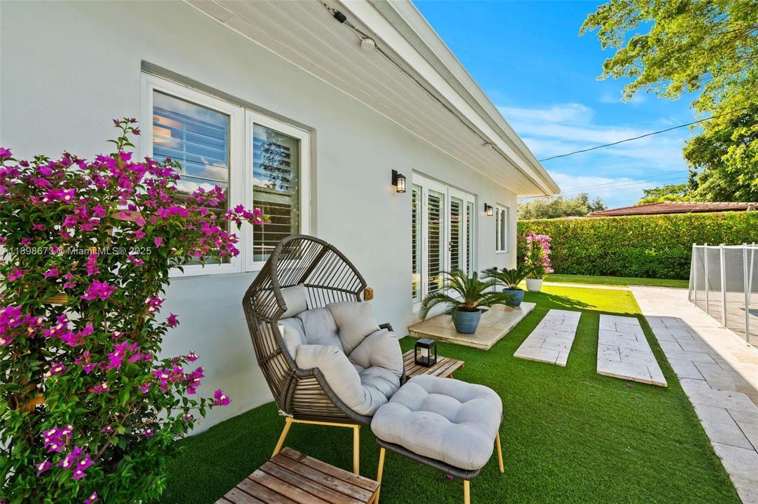 合同活跃: $1,650,000 (4 贝兹, 2 浴室, 2015 平方英尺)