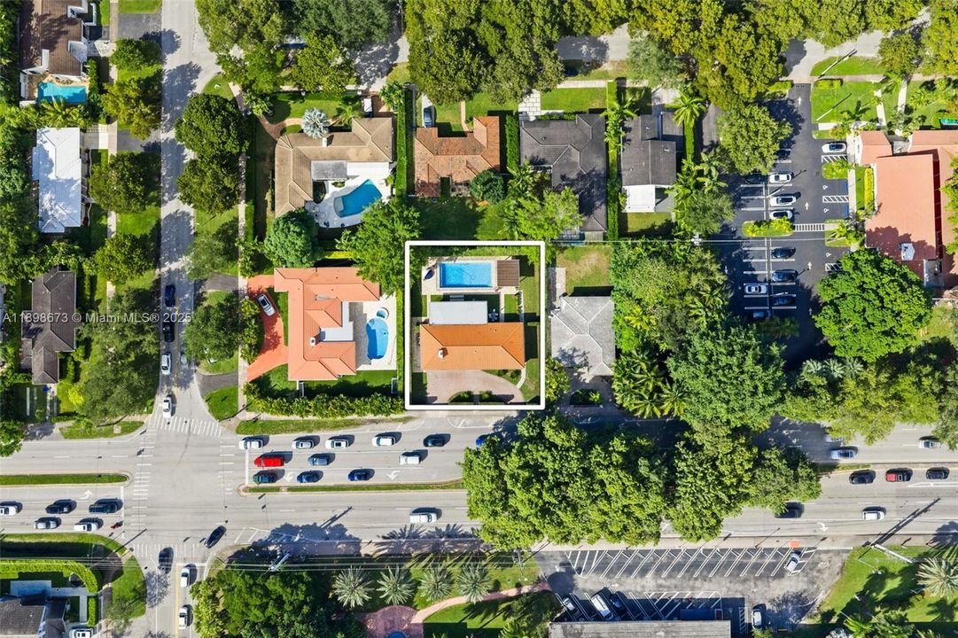 合同活跃: $1,650,000 (4 贝兹, 2 浴室, 2015 平方英尺)