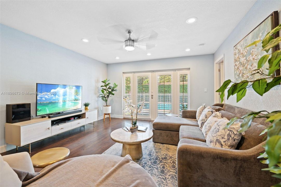 合同活跃: $1,650,000 (4 贝兹, 2 浴室, 2015 平方英尺)